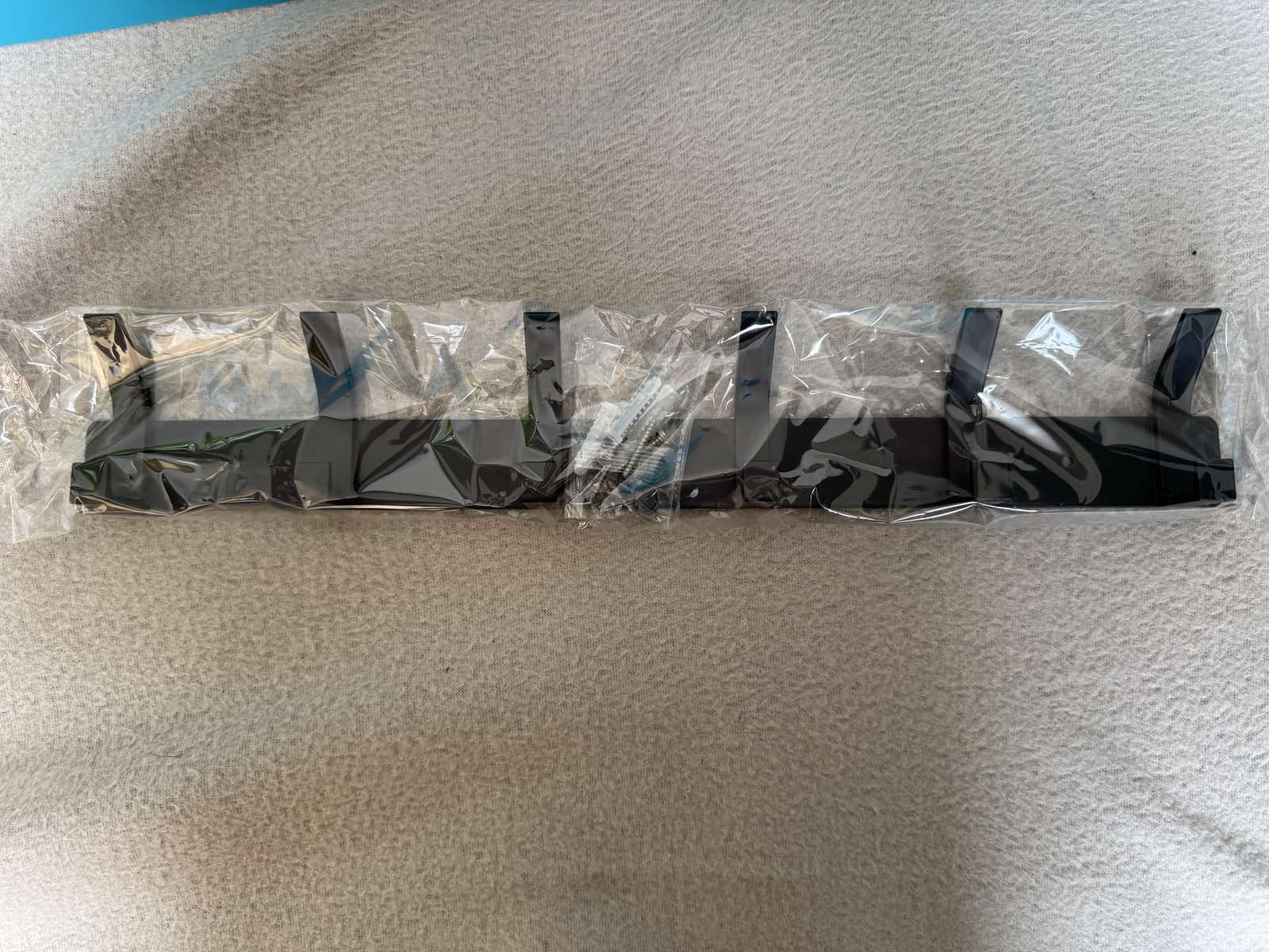 45 cm-es fekete fali fogas – 6 akasztóval